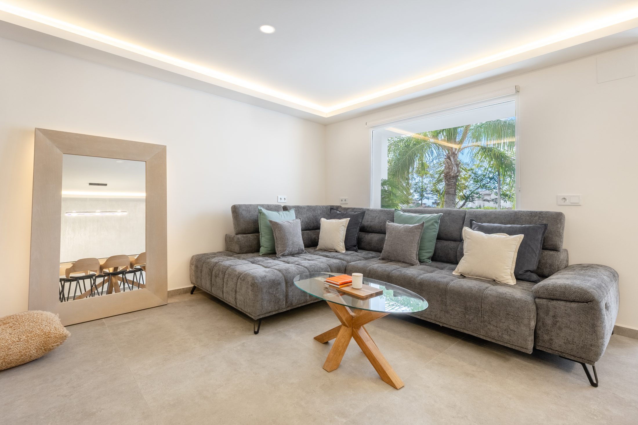 Salón de Villa Cobo con sofá y luz natural